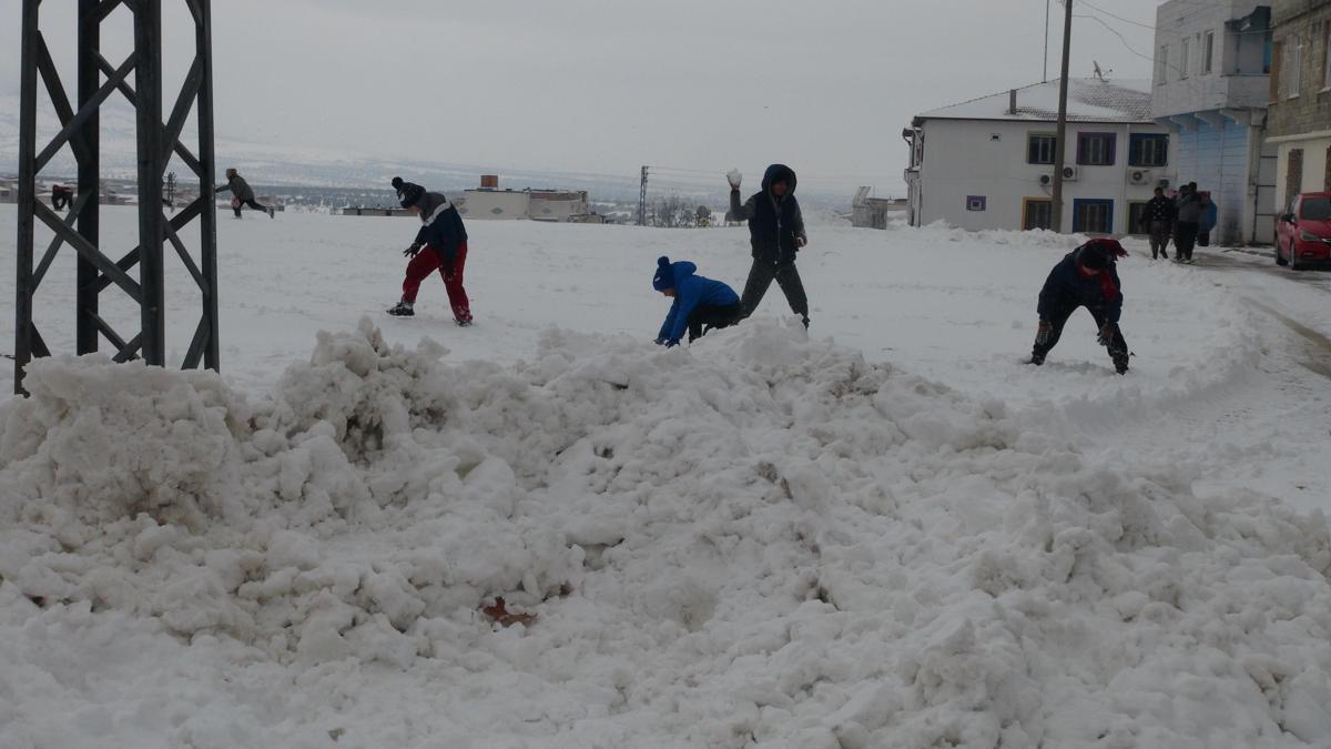 Kilis'te karın keyfini çocuklar çıkardı