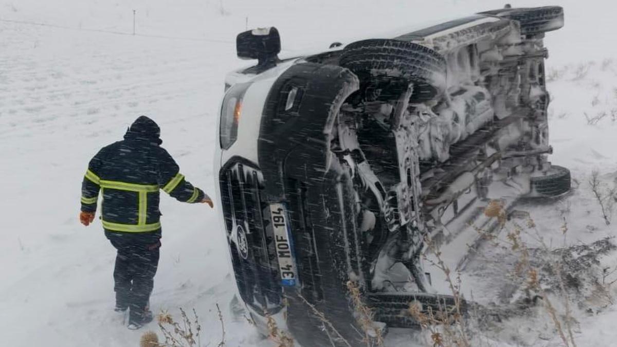Mardinde şarampole devrilen minibüsün sürücüsü yaralandı