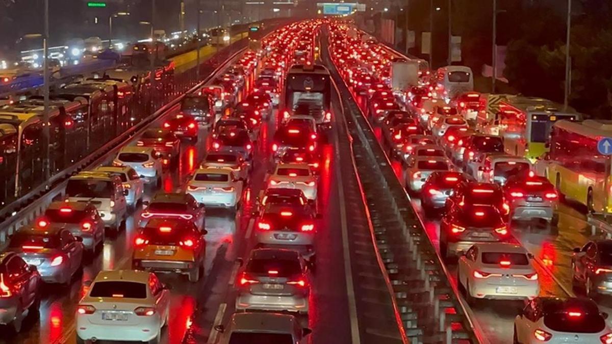 İstanbul'da yılın son mesai gününde trafik yoğunluğu yüzde 74'e çıktı