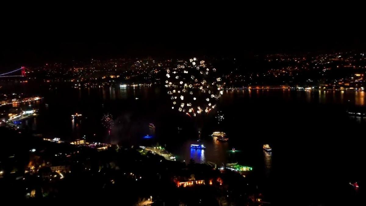 İstanbul'da yeni yıl coşkuyla karşılandı! Taksimde insan seli, Kadıköyde ışık şovu