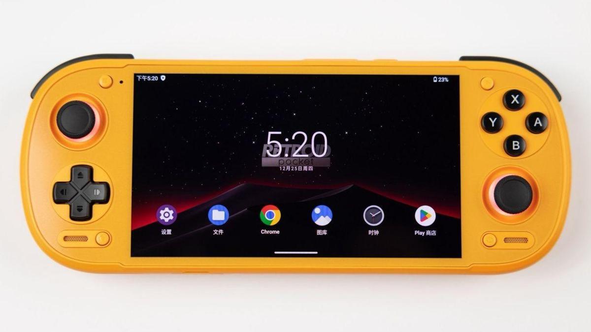 Retroid Pocket 6, canlı görüntüleriyle sahnede