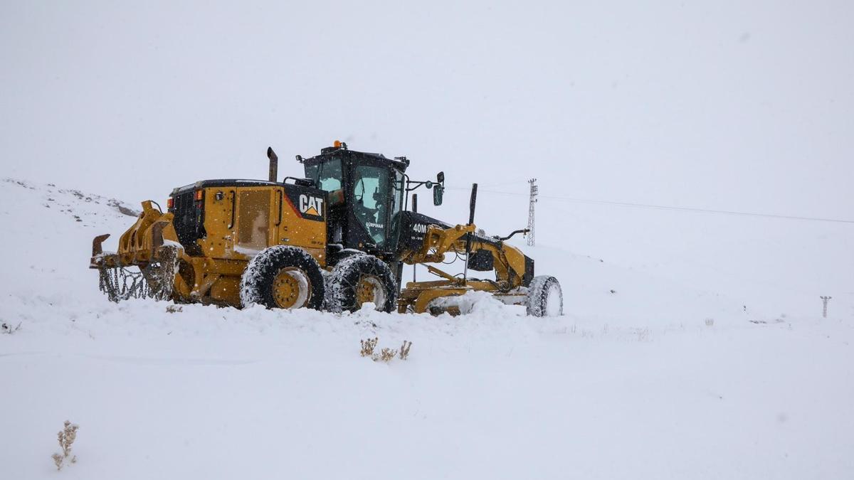 Van'da kardan 671 yerleşim yerinin yolu ulaşıma kapandı