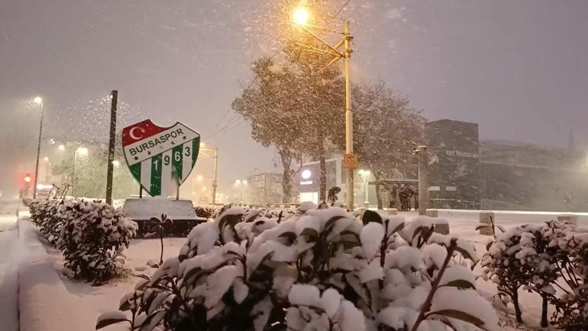 Bursada kar yağışı; kent merkezi beyaza büründü