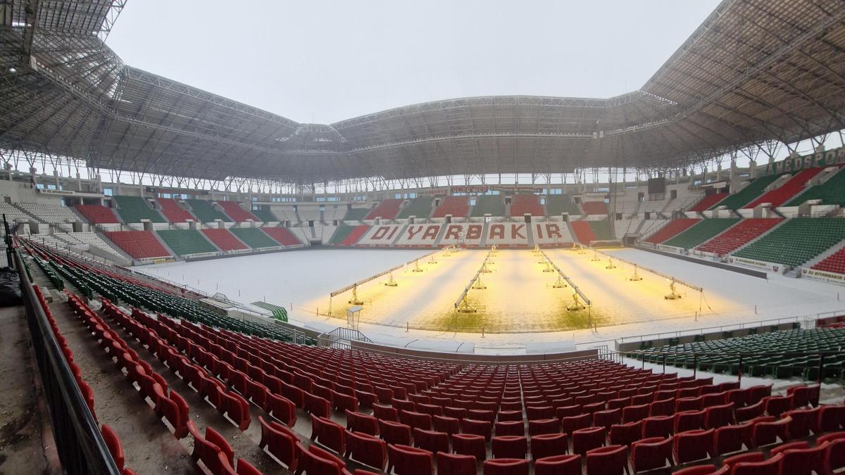 Diyarbakır Stadyumunda çimler, don ve buzlanmaya karşı yapay güneş ışığıyla korunuyor