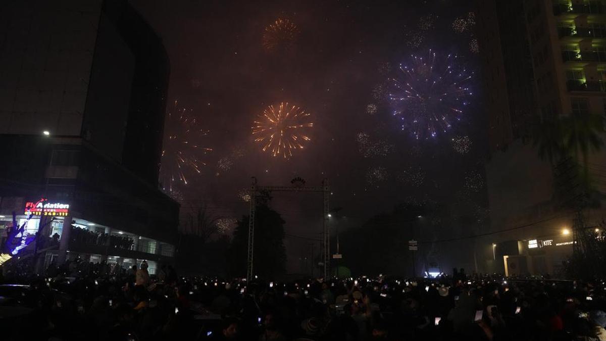 Pakistan'da yeni yıl kutlamalarında havaya ateş açıldı: 25 yaralı