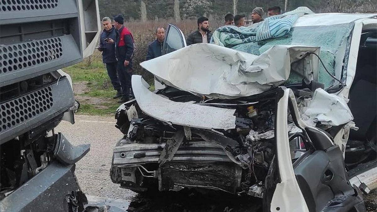 Yeni yılı göremediler: Gençlerin yolculuğu ölümle bitti