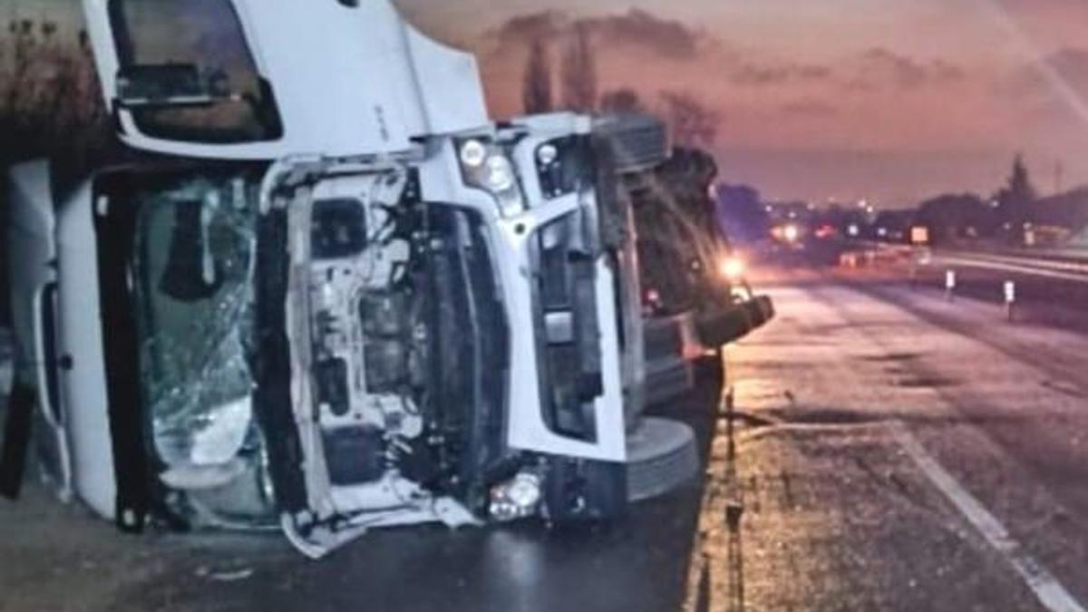 İnegöl'de devrilen iplik yüklü TIRın sürücüsü yaralandı