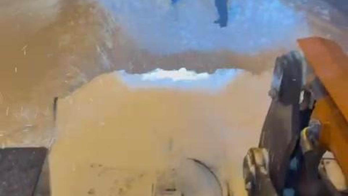 Batmanda kar ve tipide yolda kalan servis minibüsündeki 10 işçi kurtarıldı