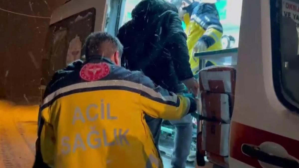 İş makinesi yolu açtı, sağlık ekipleri hastaya müdahale etti