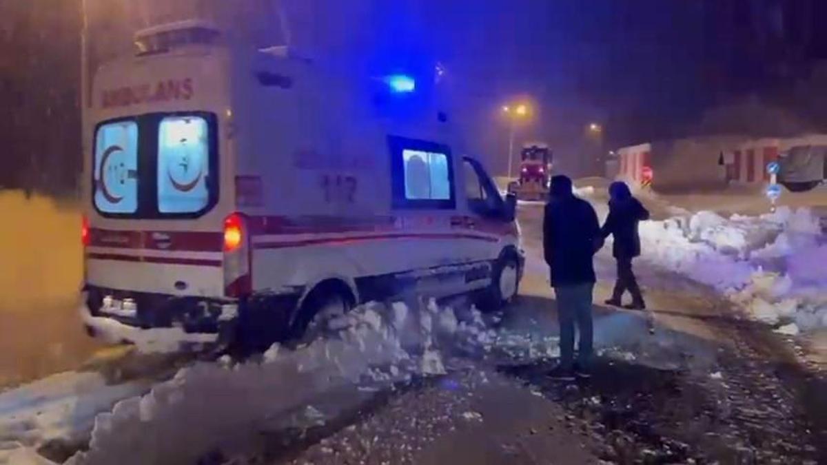 Siirtte yolları kardan kapanan köylerde rahatsızlanan 2 kişiyi, ekipler hastaneye ulaştırdı