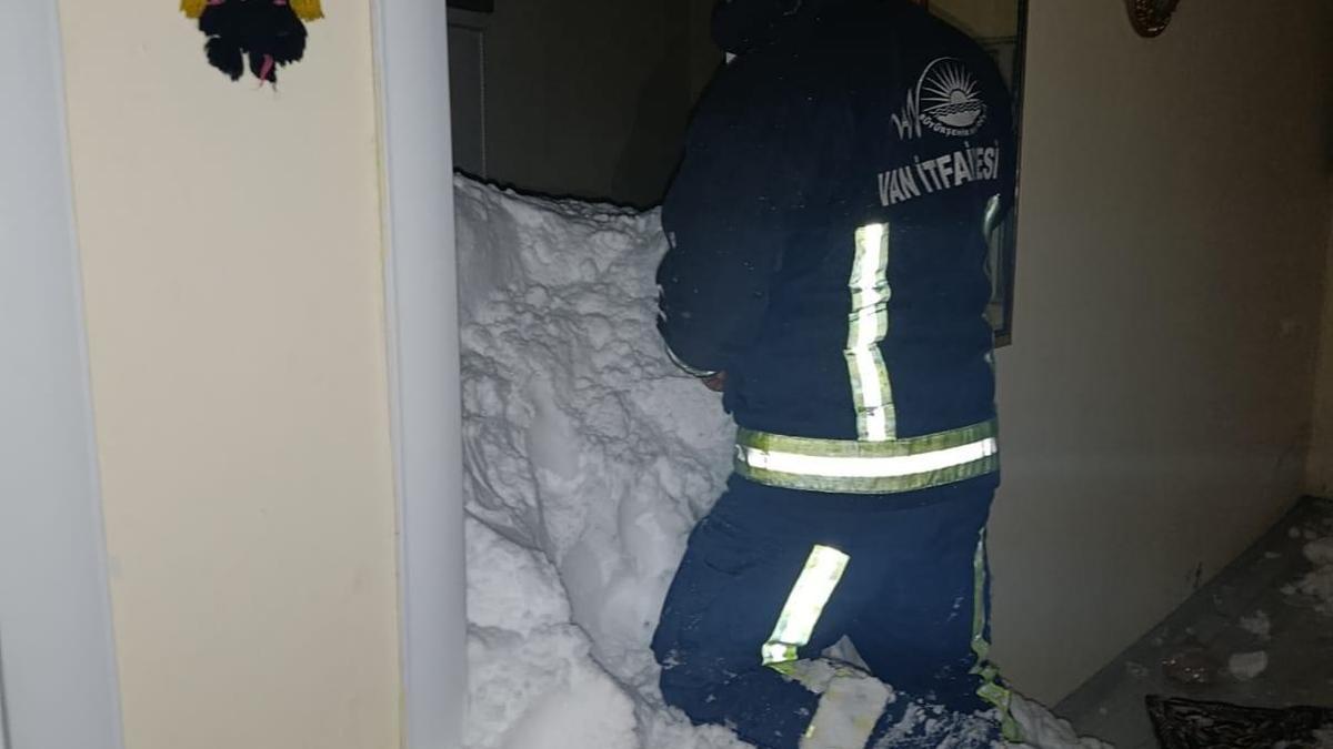 Van'da bir mahalleye çığ düştü: 1 kişi kayıp, 22 ev boşaltıldı