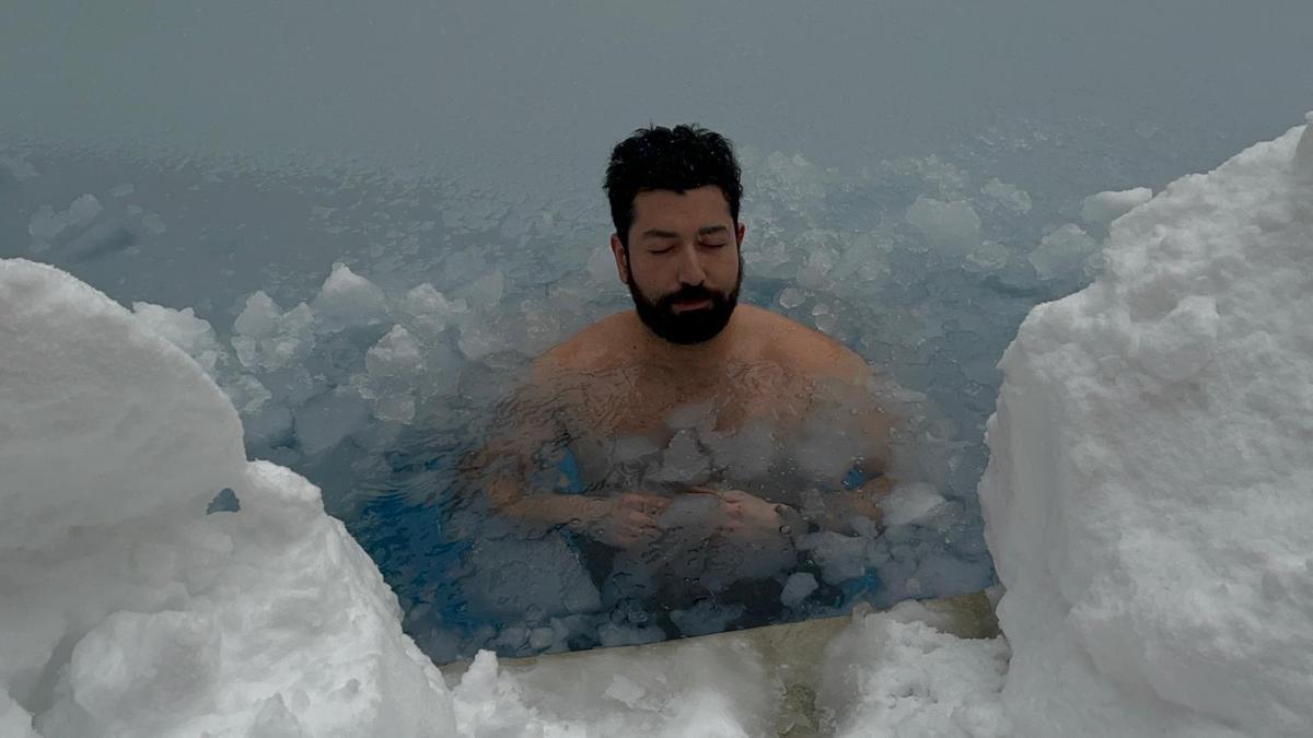 Eksi 10 derecede buz gibi suya girdi