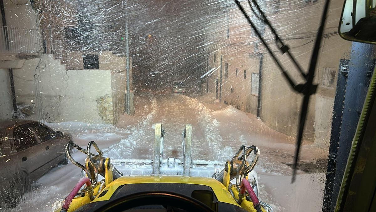 Mardinde kardan kapanan 120 yerleşim yerinin yolunu açma çalışmaları sürüyor