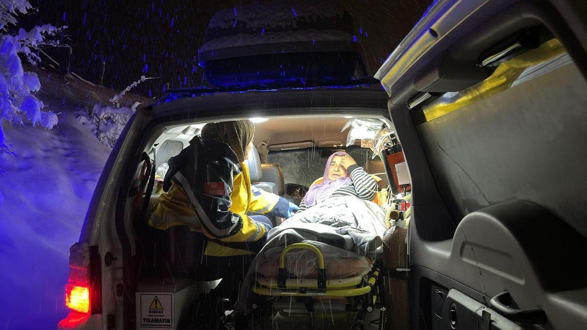 Amasyada tansiyon hastası, paletli ambulansla hastaneye yetiştirdi