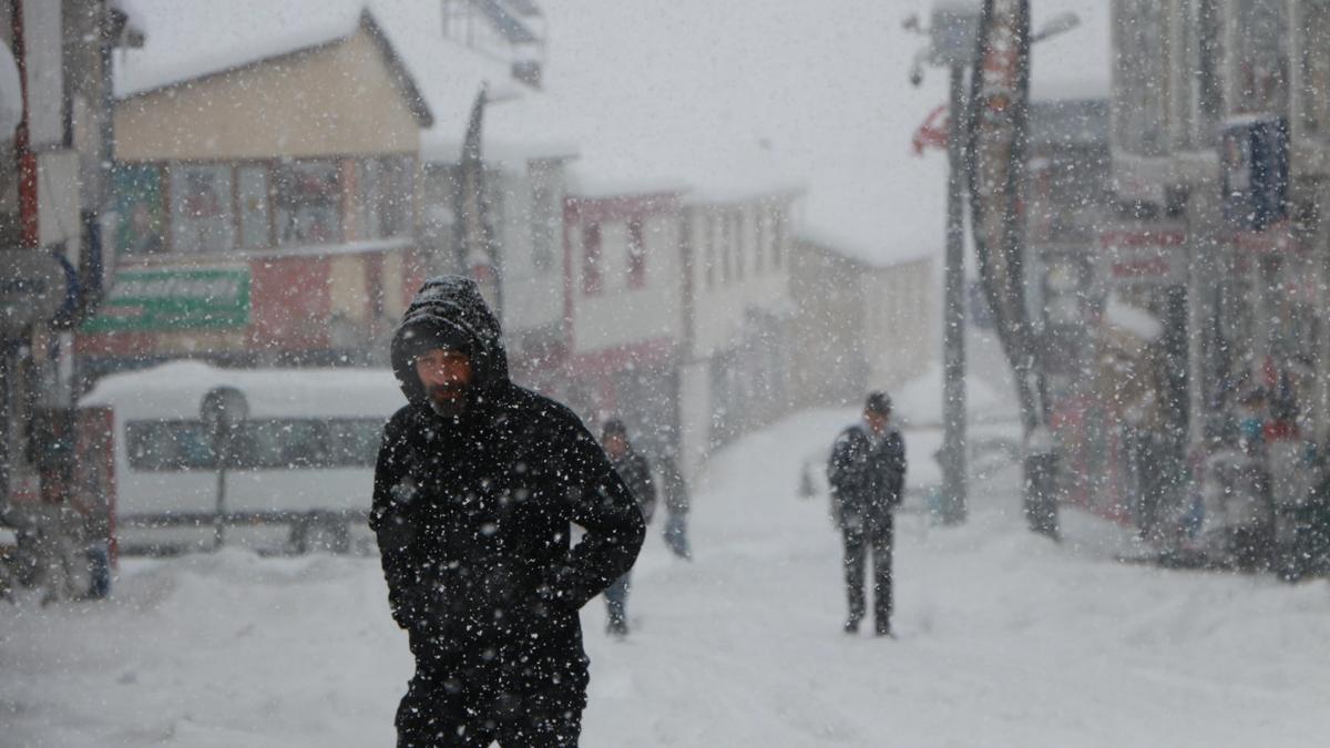 Karlıovada 25 köy yolu kardan kapandı