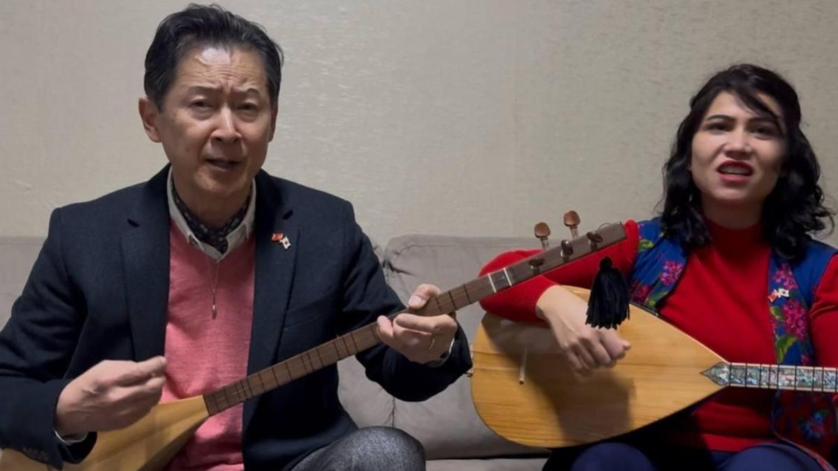 Japon sanatçı, 12 bin 500 kilometreden bağlama tutkusu için Türkiyeye geliyor