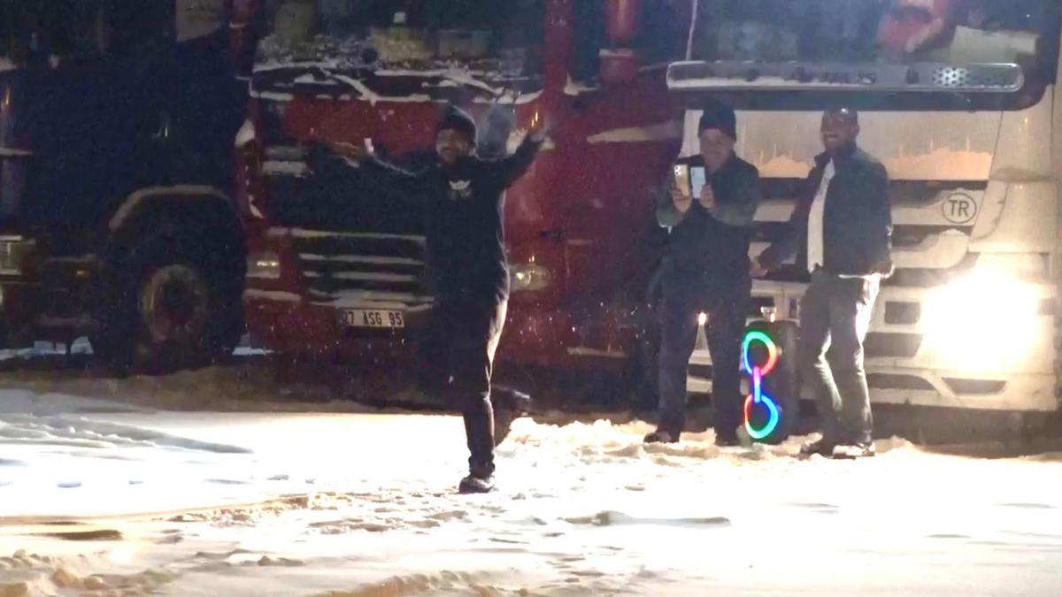 Kara yolunun açılmasını bekleyen TIR şoförleri, yeni yıla halay çekerek girdi