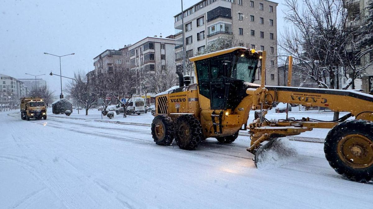Çorum'da kar beyaza bürüdü