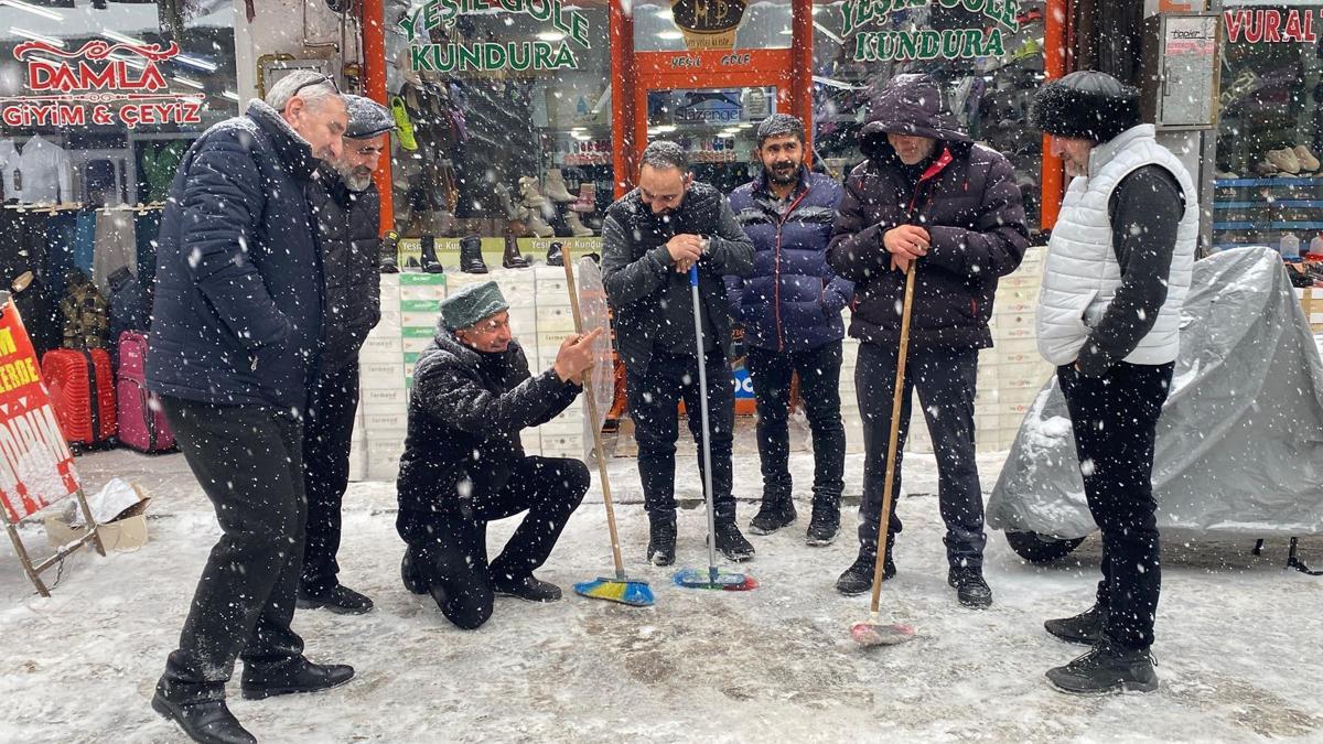 Karsta kar nedeniyle 130 köy yolu kapandı