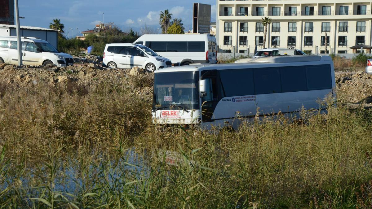 Serik'te yolcu otobüsü ile hafif ticari araç çarpıştı