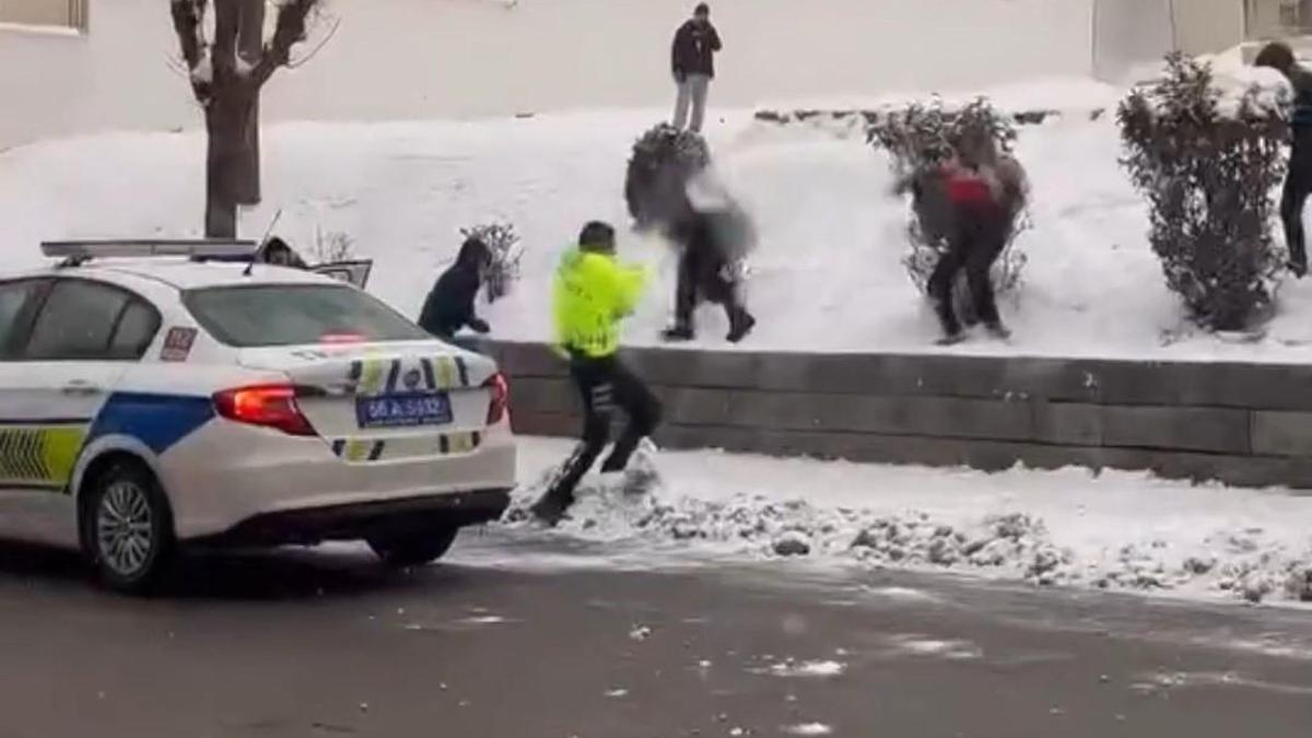 Siirtte çocuklar ile trafik polisleri kar topu oynadı