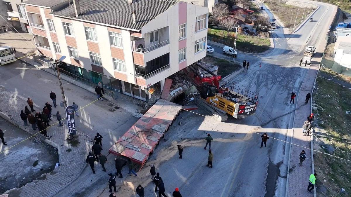Başakşehir'de yokuştan kayan TIR'ın dorsesi ve iş makinası binaya girdi