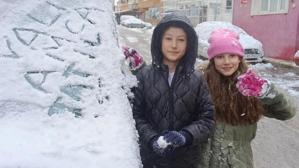 Öğrenciler çektikleri videoyla Vali Bakandan okulların tatil edilmesini istedi