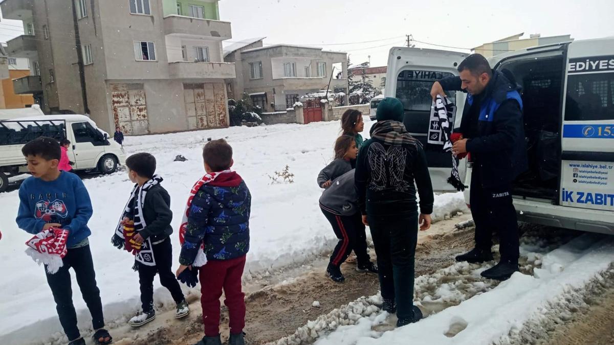 Gaziantepte kartopu oynayan çocuklara eldiven, bere ve atkı dağıtıldı