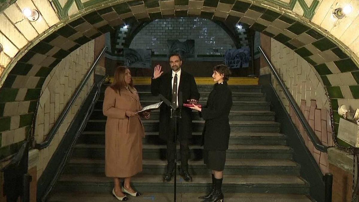 Mamdani Kur'an-ı Kerim'e el bastı, görevine başladı