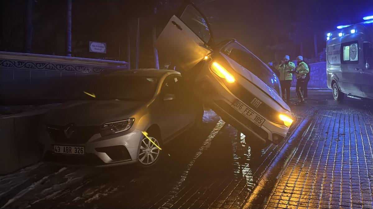 Kayan otomobil park halindeki bir başka otomobilin üzerine çıktı