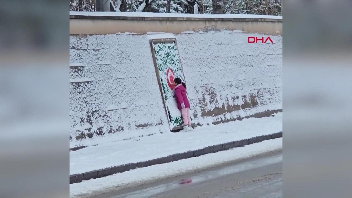 Minik ellerle büyük saygı... Karları temizledi, Türk bayrağını öptü!