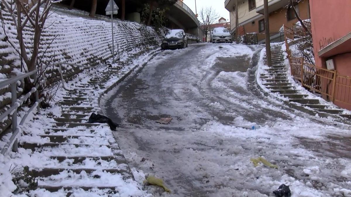 İstanbul- Kağıthane'de kar ve buzlanma nedeniyle yokuşta güçlükle ilerlediler
