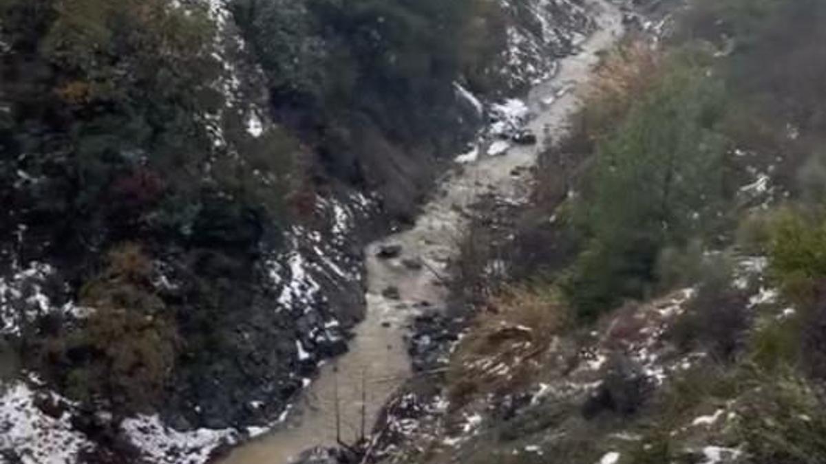 Dereye uçan otomobilden son anda atlayarak kurtuldu