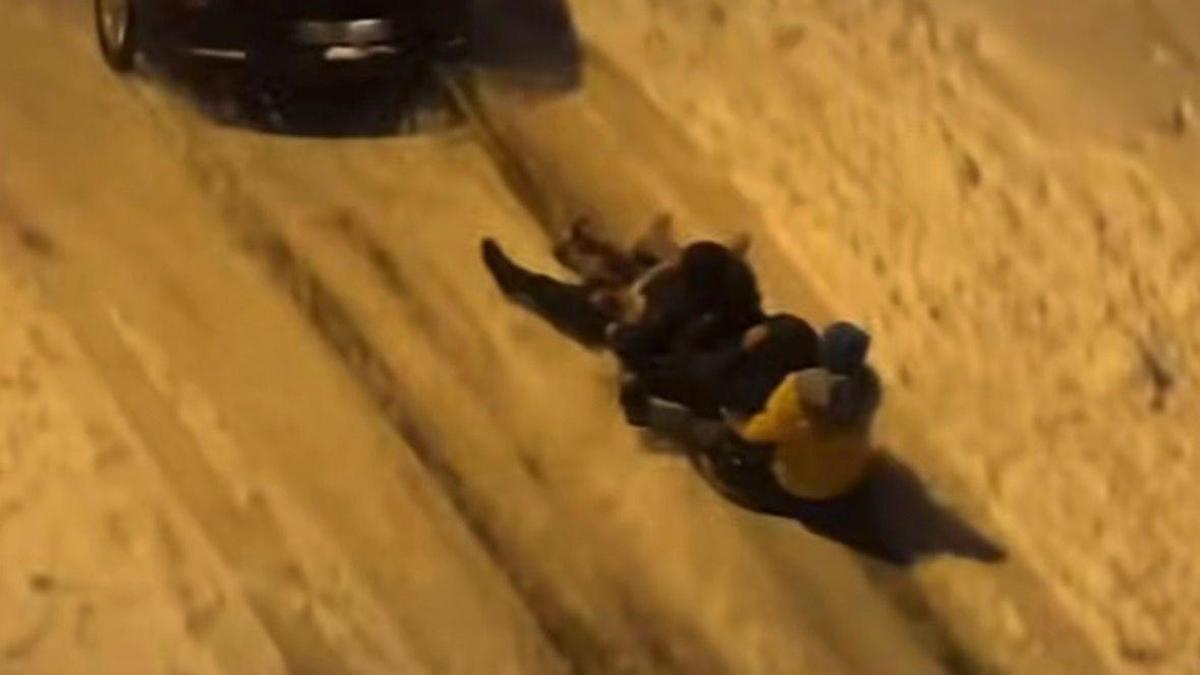 Orduda kar yağışı eğlenceye dönüştü; dans edip, kızakla kaydılar