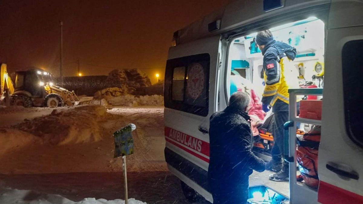 Yolu kapalı mezrada rahatsızlanan KOAH hastası, 3,5 saatlik çalışmayla hastaneye ulaştırıldı