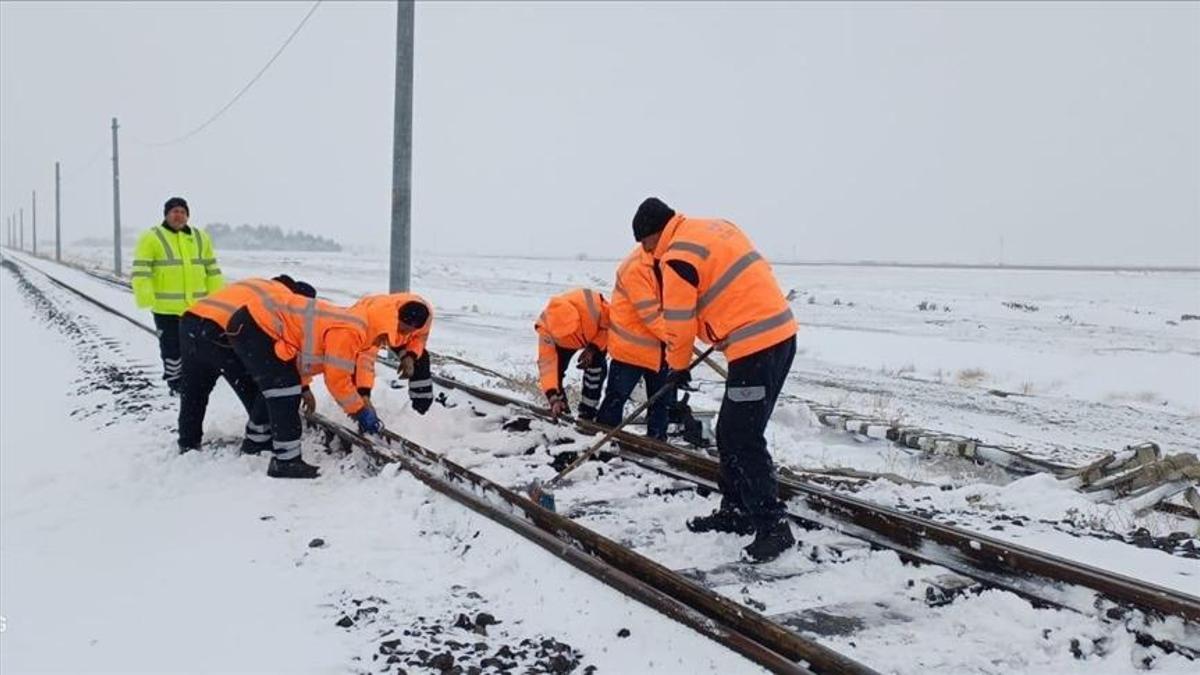 TCDD karla mücadelede seferber oldu: Taşımacılık kesintisiz sürüyor