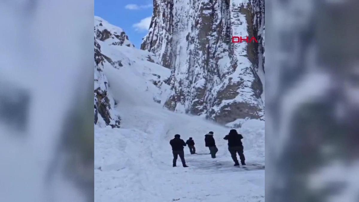 Son dakika... Hakkari-Van karayolunda çığ düştü
