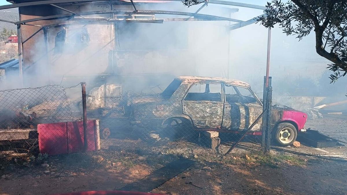 Muğlada prefabrik ev ve park halindeki araç yandı