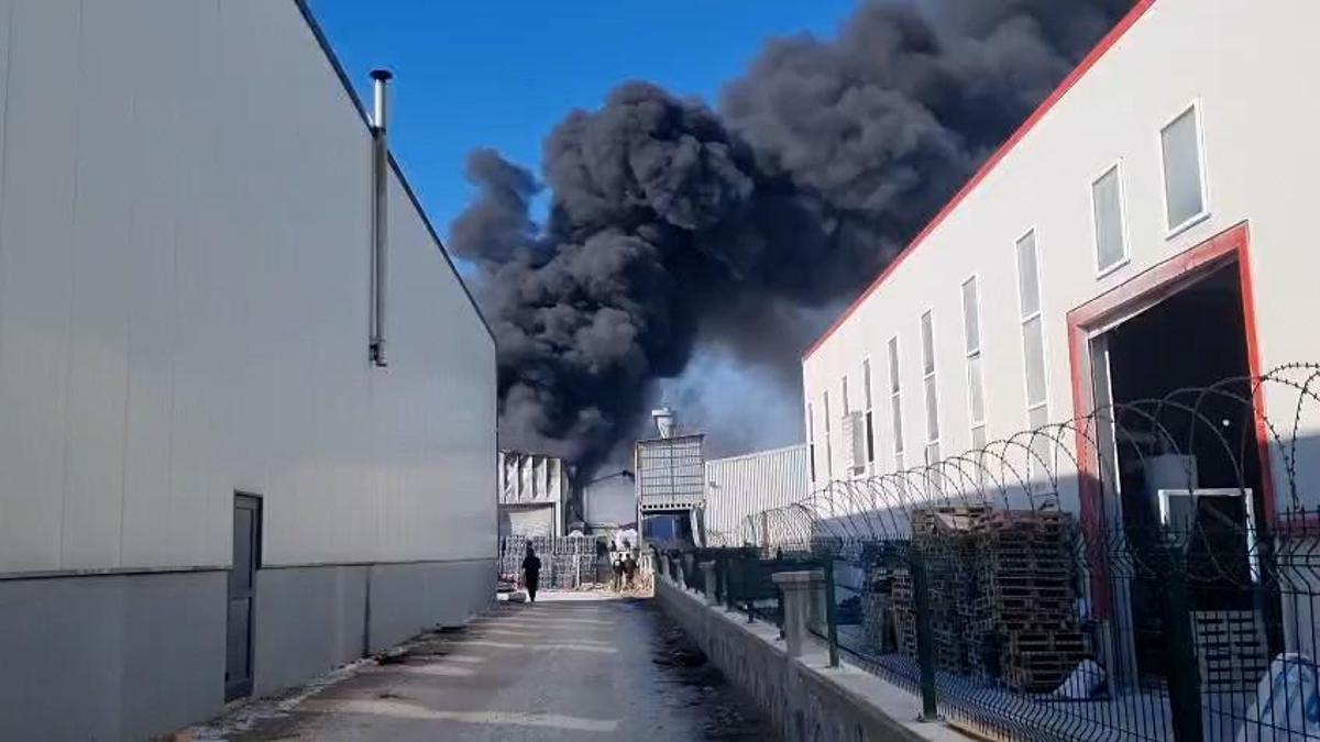 Konya'da fabrika deposu yandı; siyah duman gökyüzünü kapladı