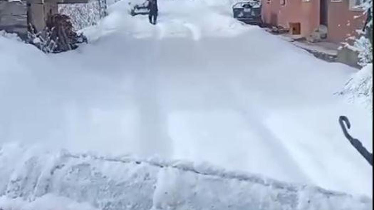 Kar küreme aracına oyun havası ile karşılama