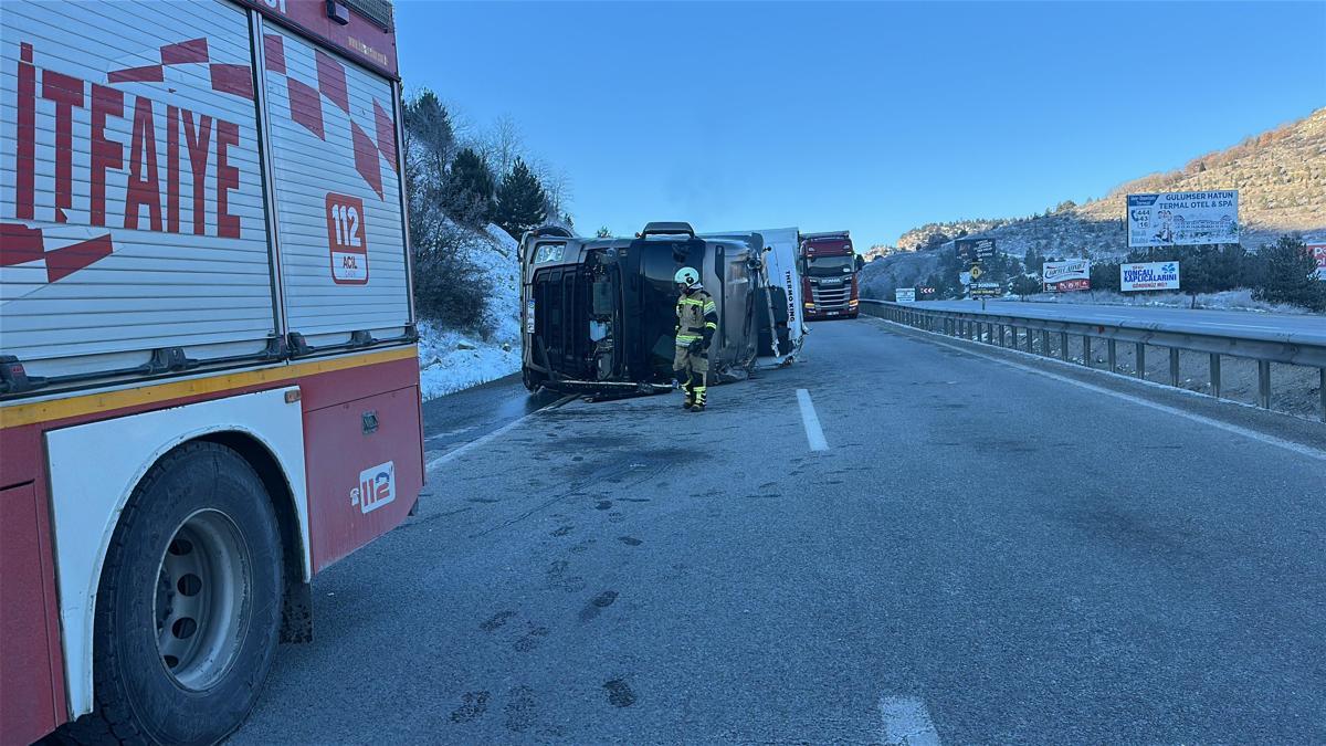 Kütahya'da devrilen meyve yüklü TIR'ın şoförü yaralandı