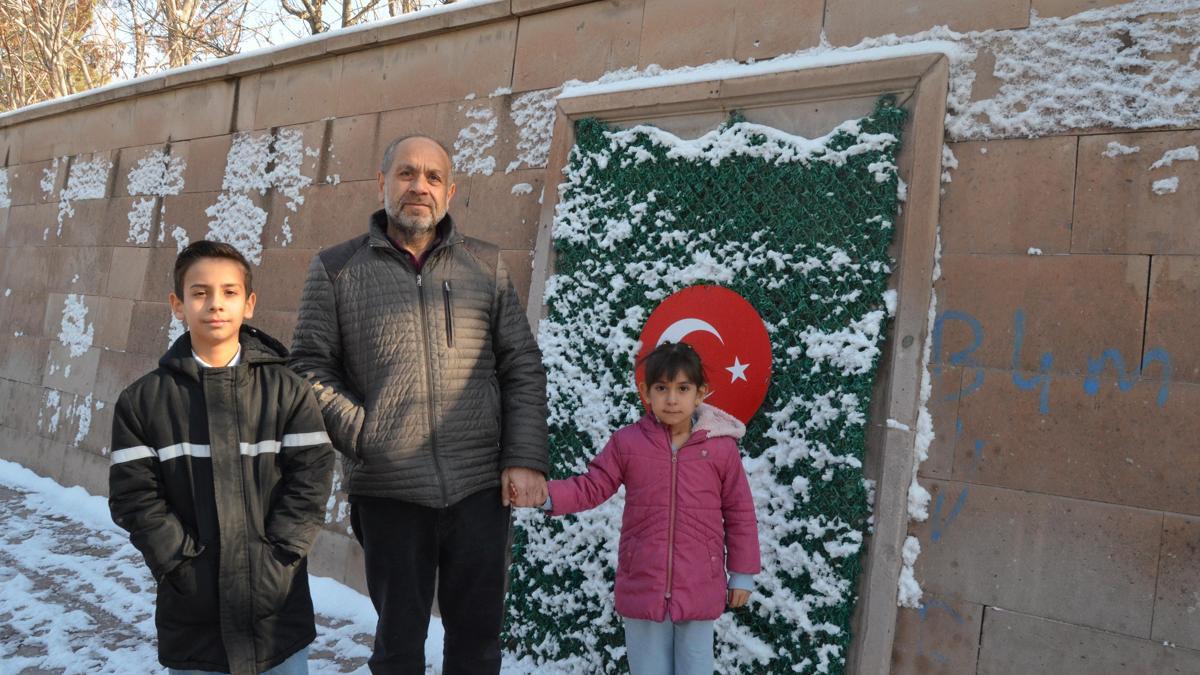 Türk bayrağı motifinin üzerindeki karı temizleyip öpen Zeynep'in babası: Bayrak sevgisi gönlünde yer etmiş