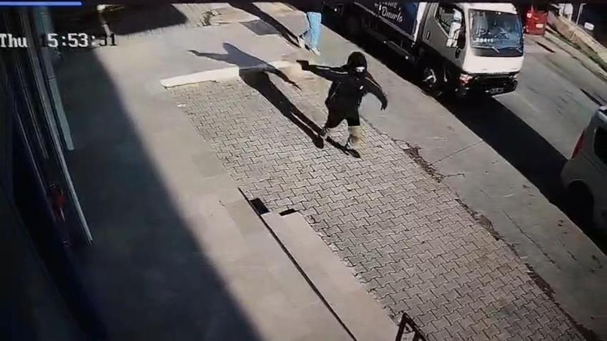 İstanbul - Arnavutköy'de 14 yaşındaki çocuk markete ateş açtı