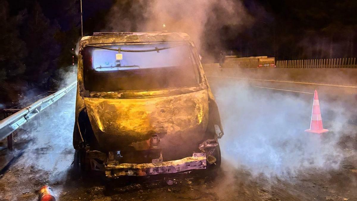 Adana'da seyir halindeyken alev alan çekici yandı