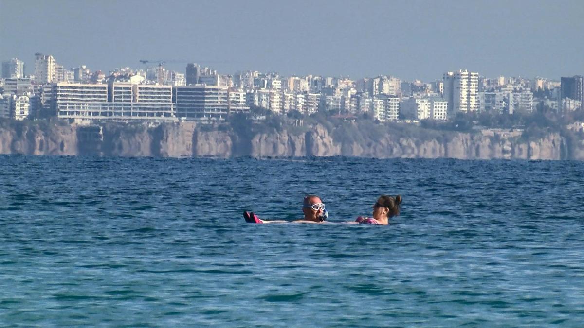 Kar altındaki Türkiyede Antalya sahilleri yazdan kalma günler yaşadı