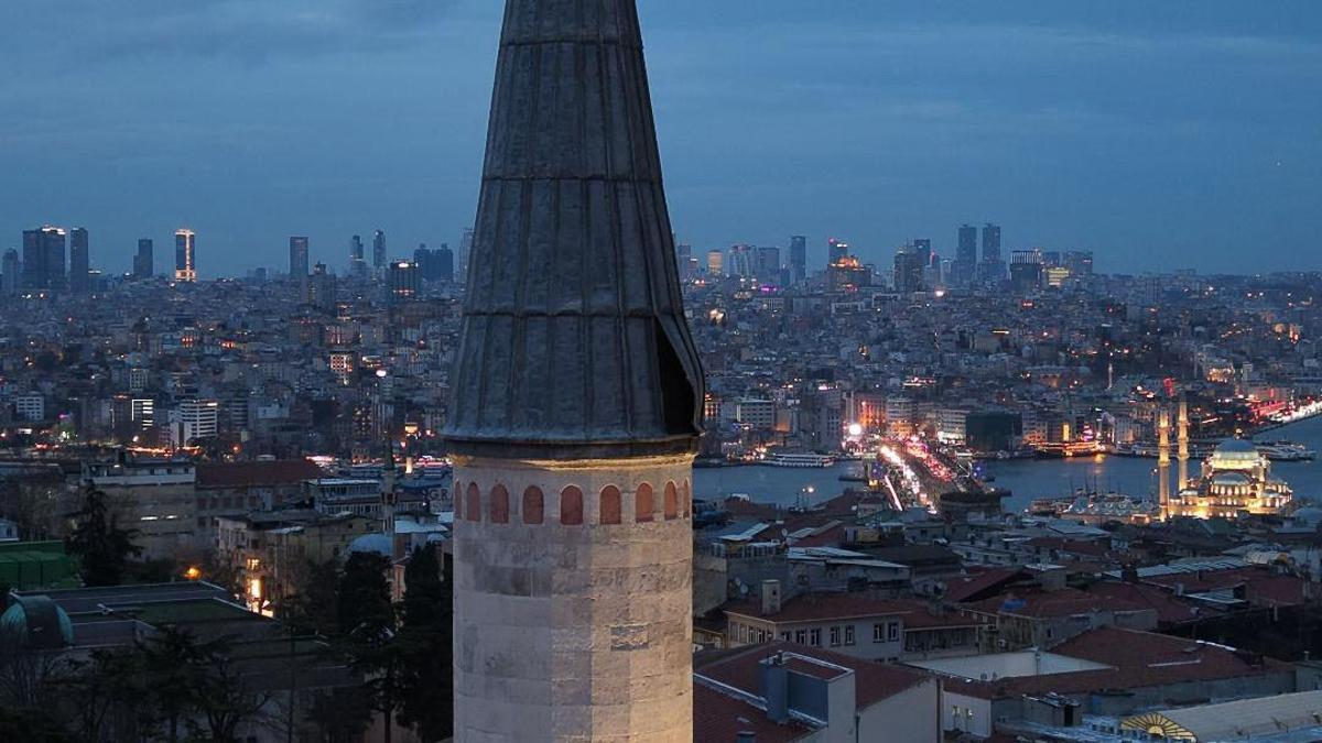 İstanbul- Beyazıt Camii'nde lodosun etkisiyle minarenin kurşun kaplaması serbest kaldı
