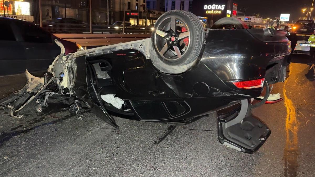 İstanbul - Avcılarda aydınlatma direği ile 3 araca çarpan otomobil takla attı; sürücü kaçtı