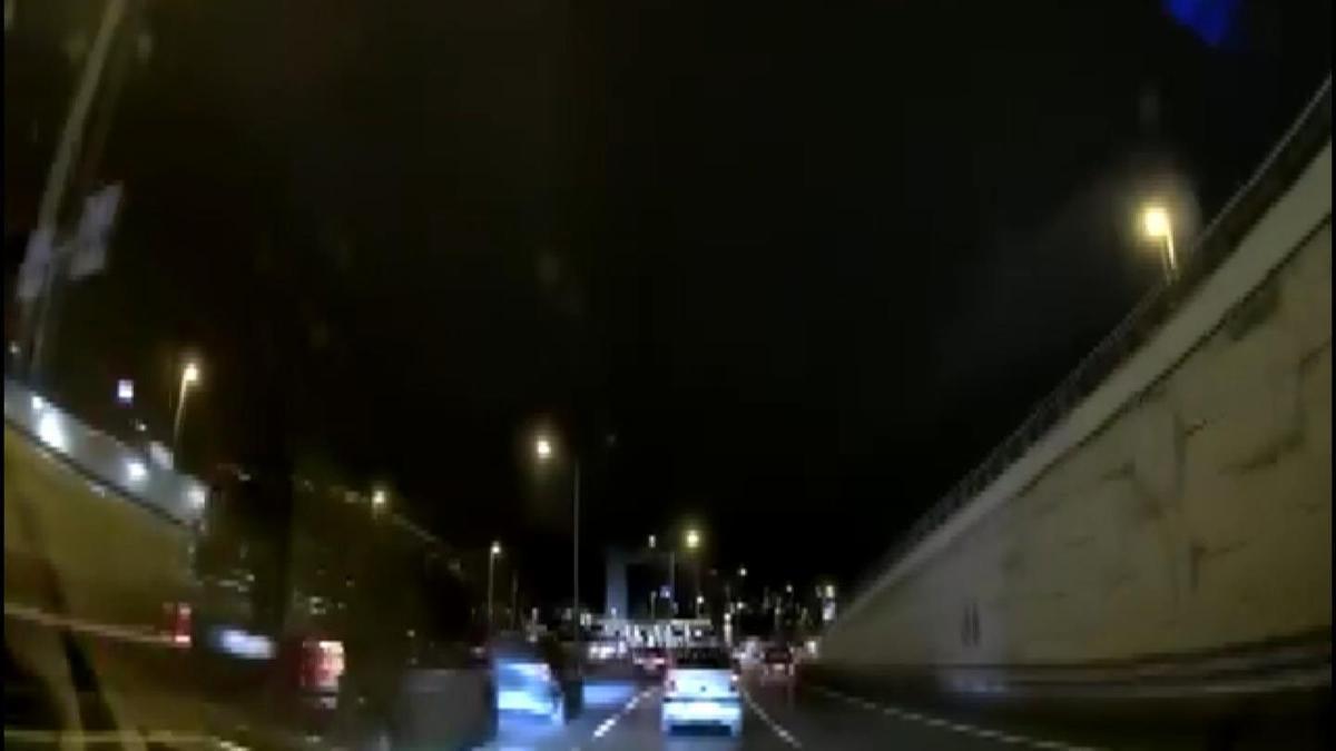 İstanbul - Şile Otoyolu'nda makas atan minibüsün kaza yaptığı anlar kamerada