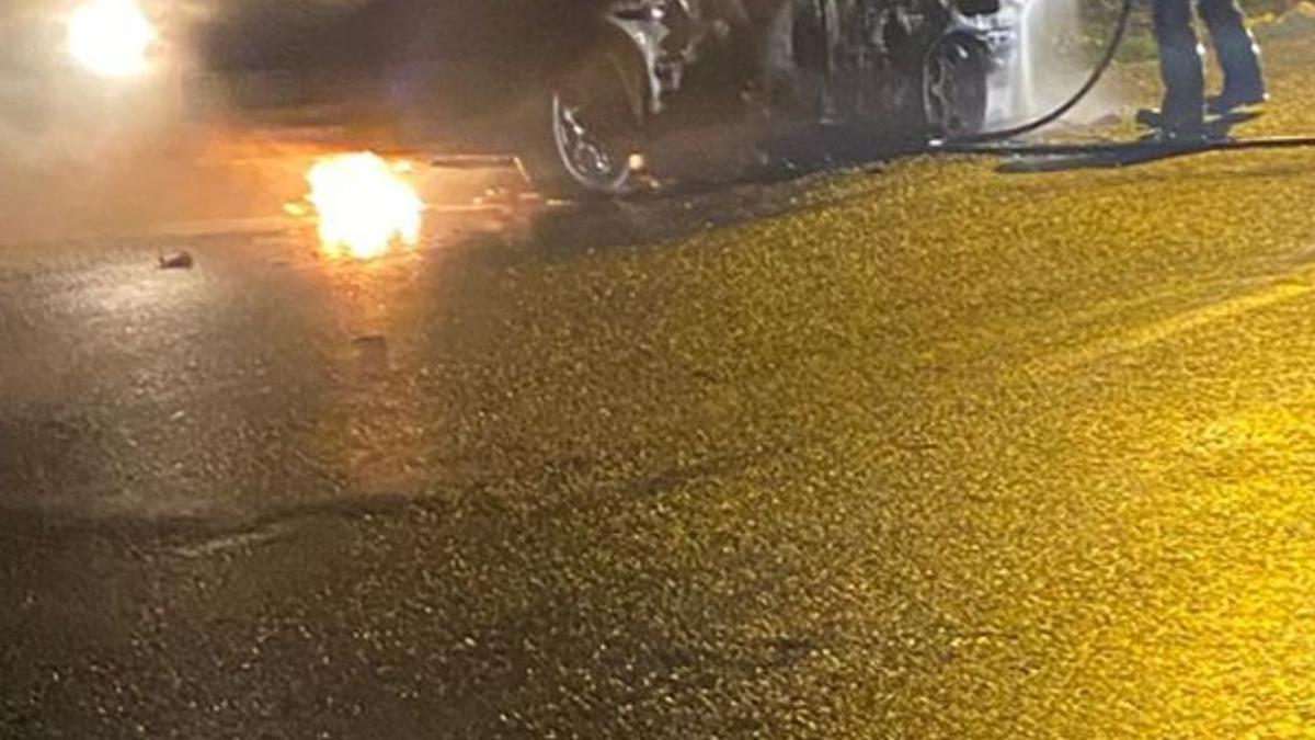 Manisada seyir halindeki otomobil alev aldı