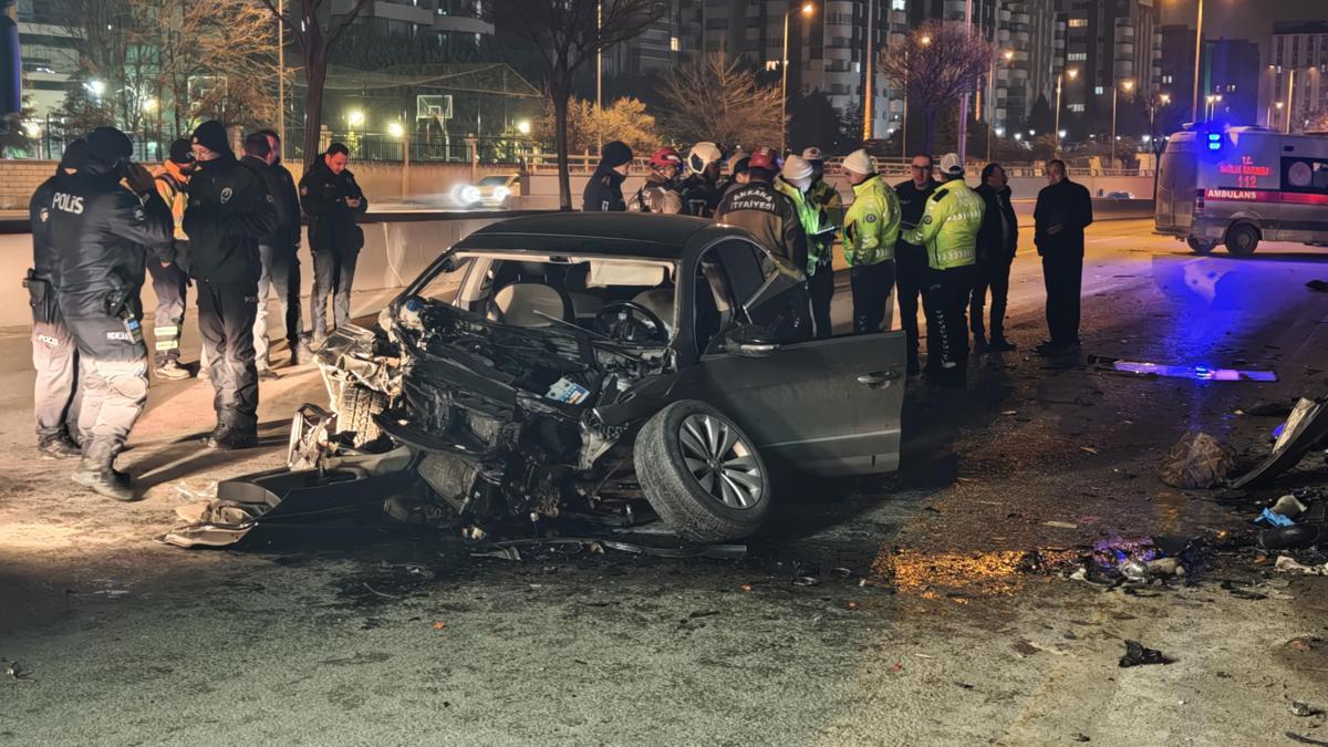 Ankara'da otomobil önce bariyere ardından da minibüse çarptı: 1 ölü, 2 yaralı